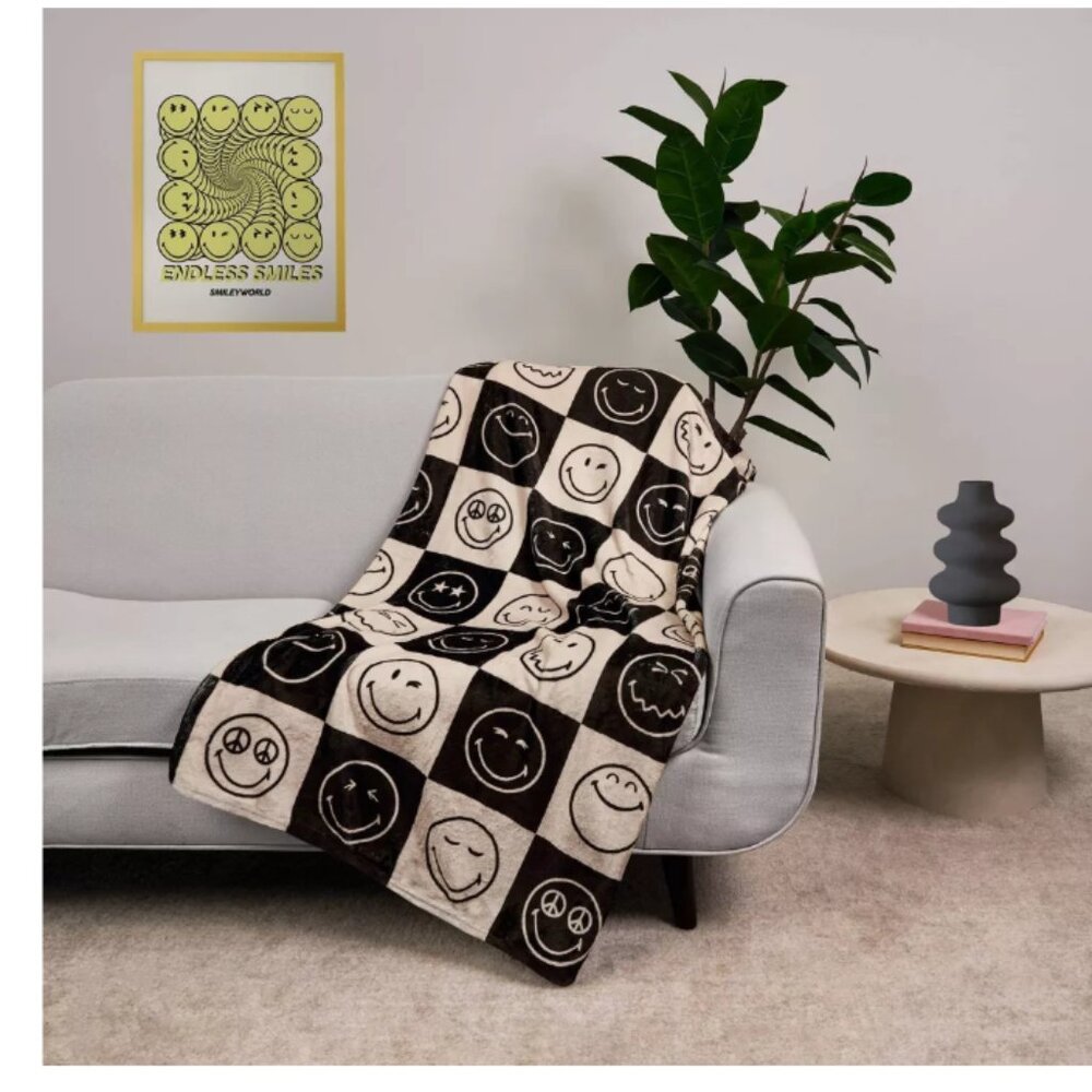 SmileyWorld Faux Shearling Smiley Blanket | Black‎ | Brand New
